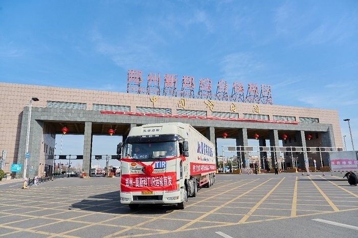 2023年2月20日，鄭州—莫斯科TIR運(yùn)輸首發(fā)車輛駛出鄭州新鄭綜合保稅區(qū)。新鄭海關(guān)供圖
