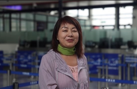 7月22日，曾經在老撾瑯勃拉邦工作過3年的加拿大華僑孫月玲乘坐中老鐵路國際旅客列車從中國出境。衛(wèi)海林 攝