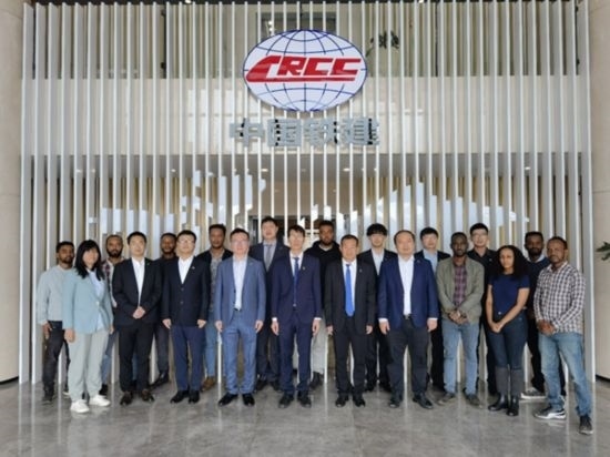 中國土木福州設(shè)計院埃塞分院團(tuán)隊(duì)合影。受訪對象供圖