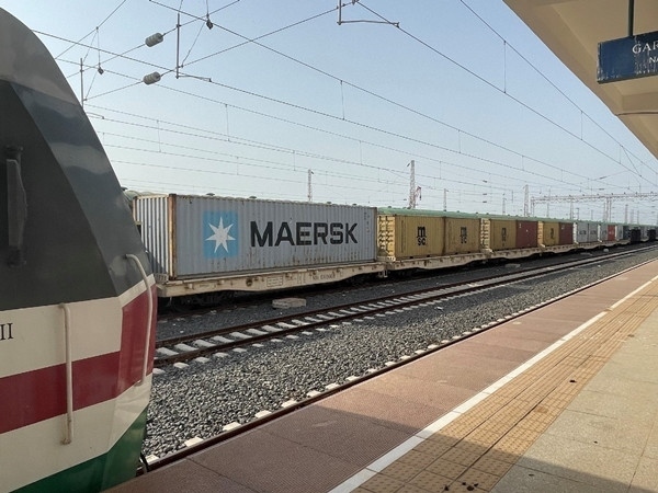 亞吉鐵路吉布提那噶德車站的貨運車廂。人民網(wǎng)記者 趙艷紅攝