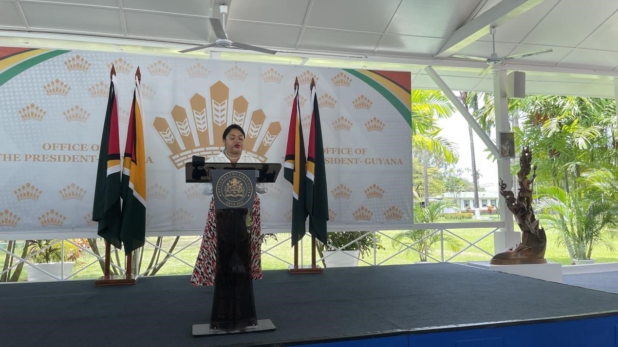 圭亞那第一夫人阿爾雅·阿里發(fā)表致辭。第18期援圭亞那醫(yī)療隊供圖