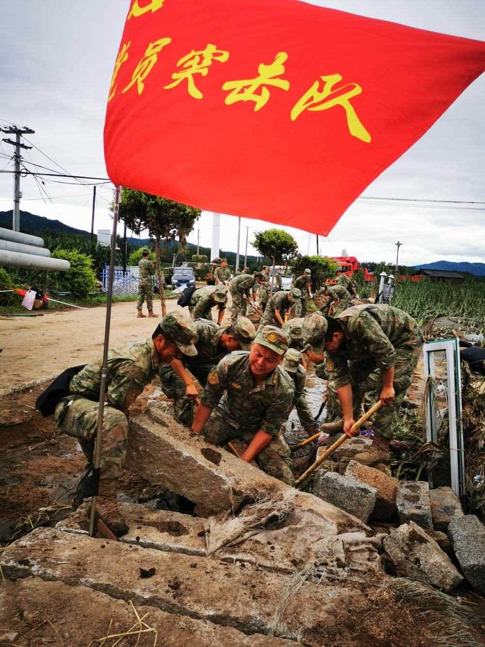 8月7日，陸軍第78集團軍某旅組織黨員突擊隊在吉林舒蘭市七里鄉(xiāng)清理路障。新華社發(fā)（劉洋 攝）