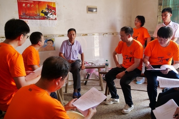 江西上饒“千村調(diào)查”分隊(duì)于余干縣上西源村入戶調(diào)查。校方供圖