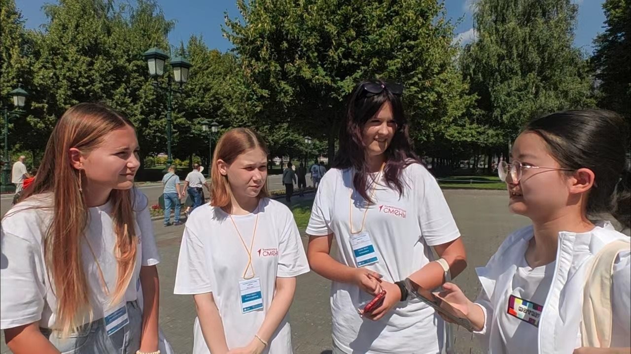 調(diào)研團(tuán)在街頭采訪。北京外國(guó)語大學(xué)供圖