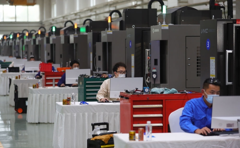 參賽選手在在2022“一帶一路”暨金磚國家技能發(fā)展與技術(shù)創(chuàng)新之“通用技術(shù)杯”數(shù)控多軸加工大賽中比拼（2022年11月10日攝）。新華社記者 楊青 攝