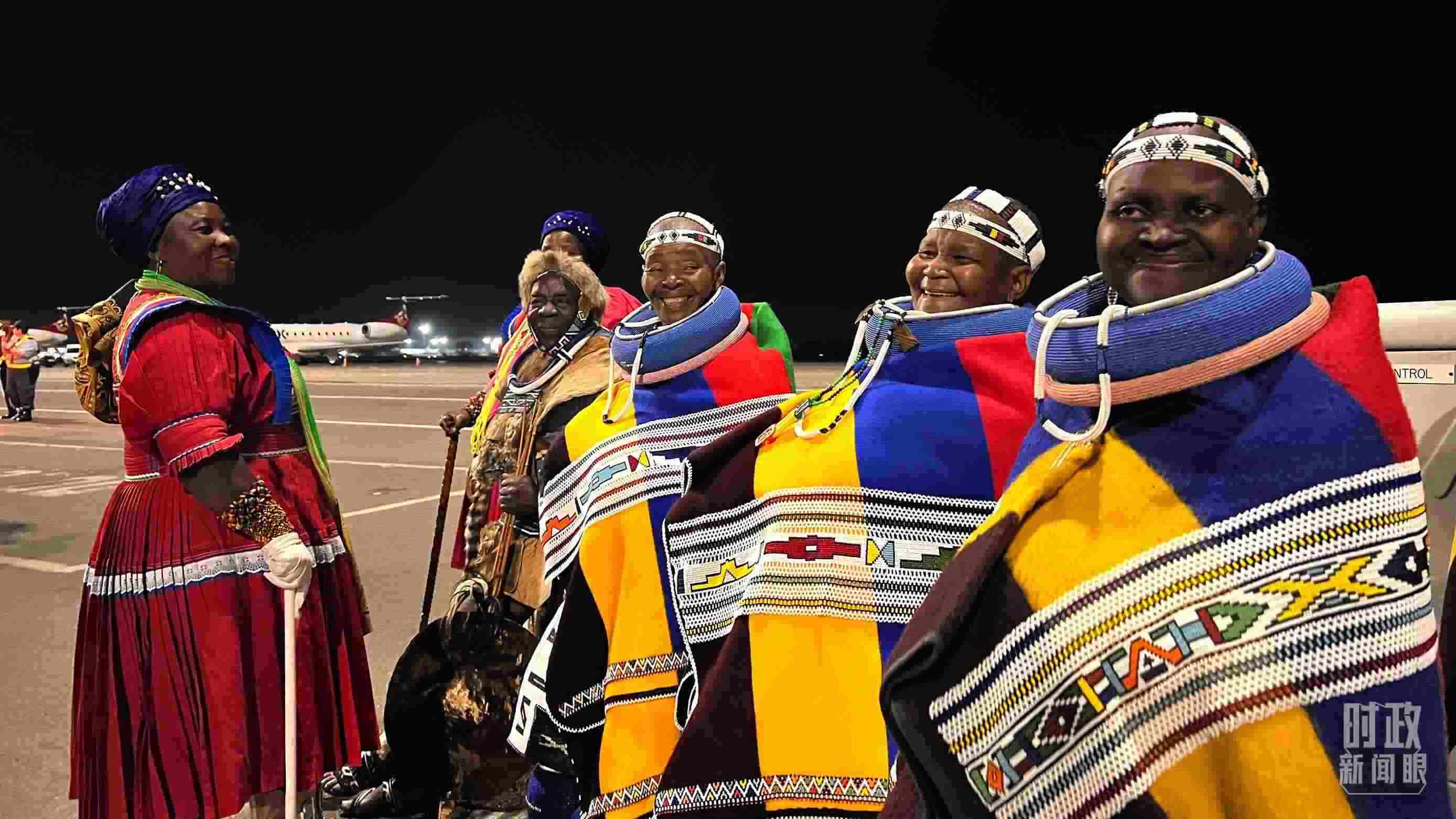 △身穿民族服裝的當(dāng)?shù)孛癖?。（總臺(tái)央視記者程鋮拍攝）