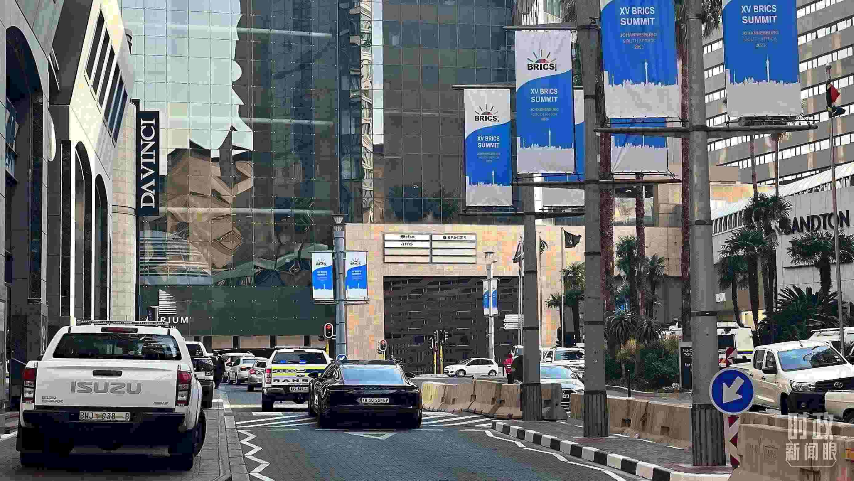 △約翰內(nèi)斯堡，街頭懸掛金磚峰會(huì)條幅。（總臺(tái)央視記者韓銳拍攝）