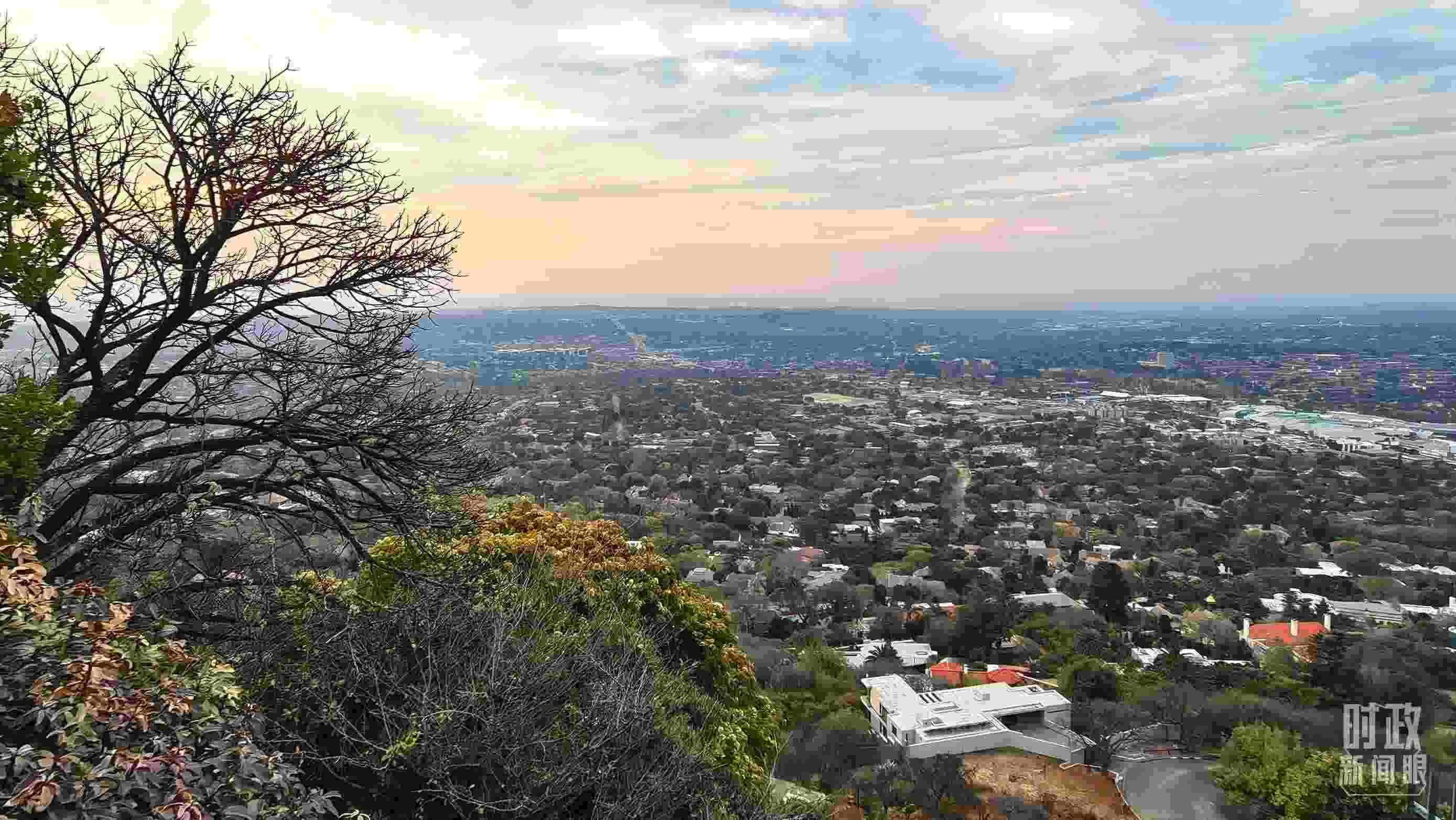 △ 俯瞰南非約翰內(nèi)斯堡。（總臺(tái)央視記者韓銳拍攝）