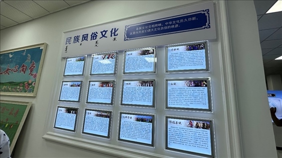 社區(qū)服務(wù)中心內(nèi)民族風(fēng)俗文化墻。人民網(wǎng)記者 金洪花攝