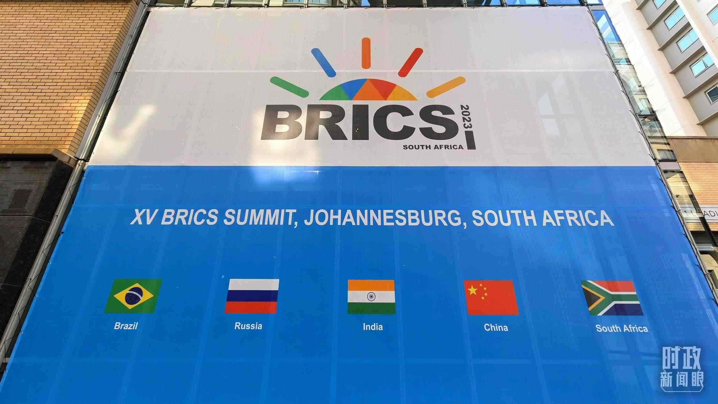 △約翰內(nèi)斯堡，金磚峰會(huì)海報(bào)。（總臺(tái)央視記者韓銳拍攝）