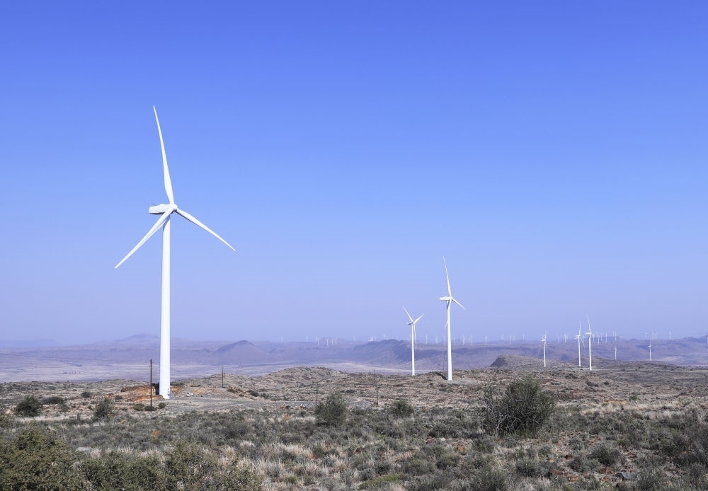 這是在南非北開(kāi)普省德阿鎮(zhèn)拍攝的德阿風(fēng)電項(xiàng)目風(fēng)機(jī)（2023年8月10日攝）。由中國(guó)龍?jiān)措娏瘓F(tuán)南非公司運(yùn)營(yíng)的德阿風(fēng)電項(xiàng)目每年發(fā)電量超過(guò)7.5億千瓦時(shí)，相當(dāng)于節(jié)約20多萬(wàn)噸標(biāo)準(zhǔn)煤，減排二氧化碳約70萬(wàn)噸。