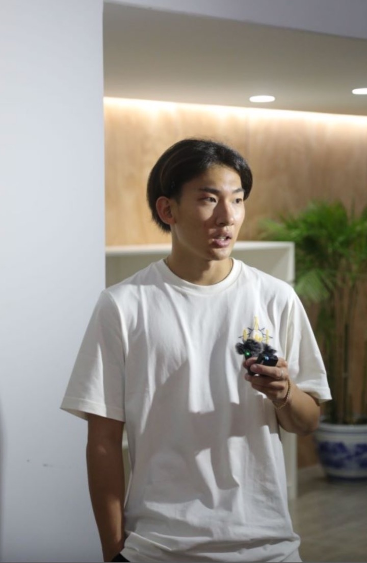 蘇翊鳴接受媒體采訪。