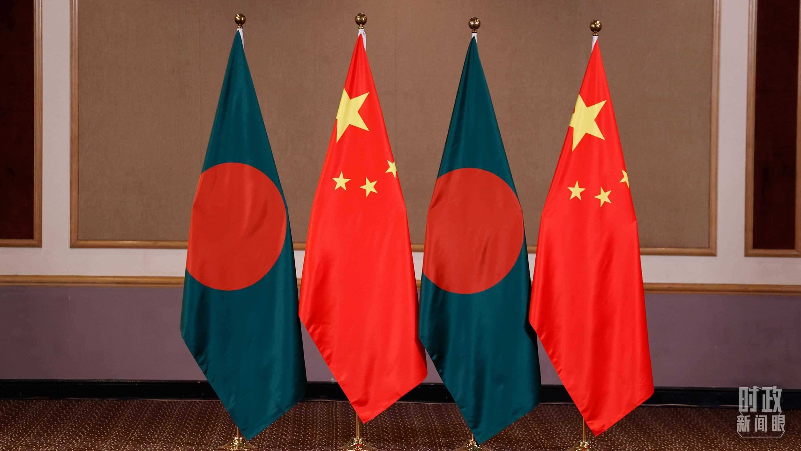 △會(huì)見(jiàn)現(xiàn)場(chǎng)的中孟兩國(guó)國(guó)旗。（總臺(tái)央視記者耿小龍拍攝）