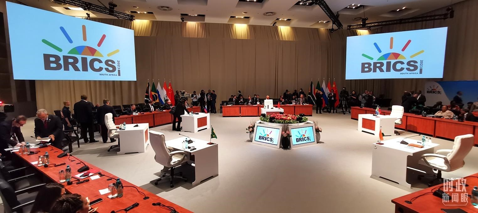 △23日上午，金磚國(guó)家領(lǐng)導(dǎo)人第十五次會(huì)晤在這里舉行。這是會(huì)晤開(kāi)始前的場(chǎng)景。（總臺(tái)央視記者李錚拍攝）