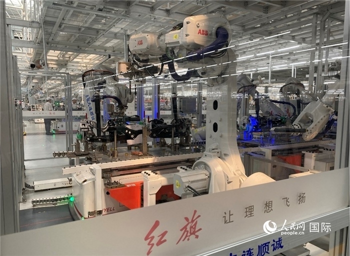 一汽—紅旗繁榮工廠內(nèi)的智能機器人。人民網(wǎng) 宋歌攝