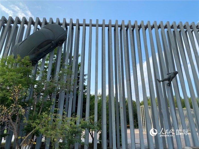 長春國際汽車公園中的立體雕塑。人民網(wǎng) 宋歌攝