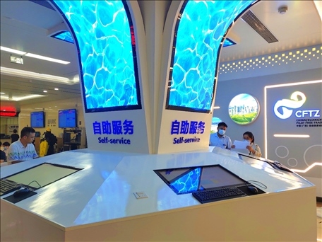 市民在中國（廣西）自由貿(mào)易區(qū)南寧片區(qū)綜合服務(wù)大廳辦理業(yè)務(wù)。人民網(wǎng) 付華周攝