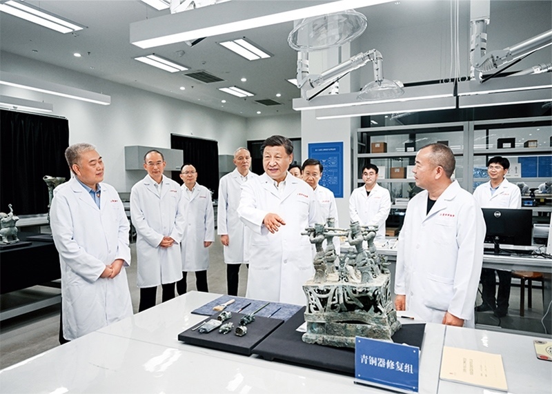 2023年7月25日至27日，中共中央總書記、國家主席、中央軍委主席習(xí)近平在四川考察。這是26日下午，習(xí)近平在位于德陽市廣漢市的三星堆博物館文物保護(hù)與修復(fù)館，同現(xiàn)場工作人員親切交流。 新華社記者 謝環(huán)馳/攝