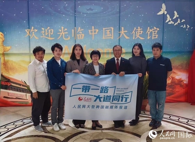 崔建春大使（右三）與人民網(wǎng)記者合影。