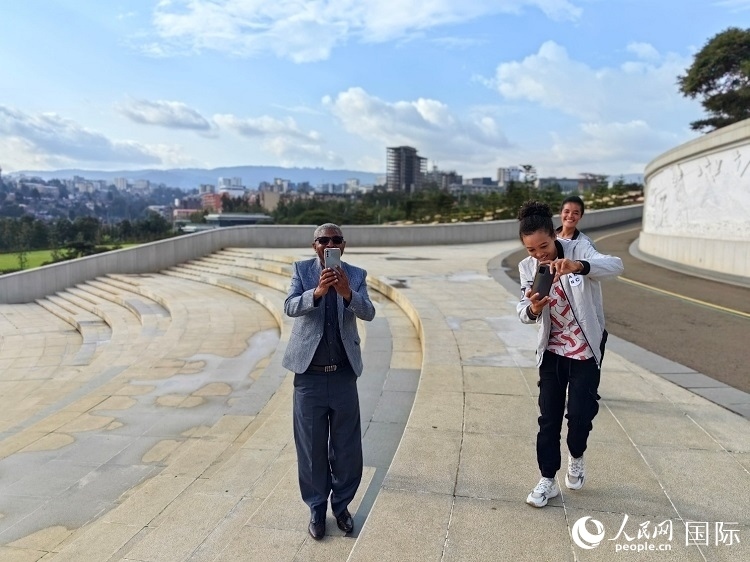 亞的斯亞貝巴友誼廣場的游客與人民網(wǎng)記者互動。人民網(wǎng)記者 陳星星攝