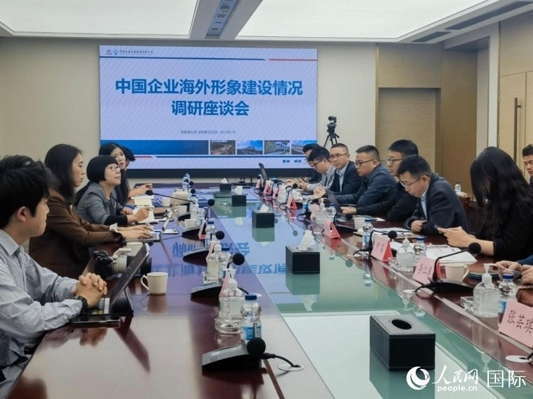 埃塞俄比亞中國商會企業(yè)代表與人民網(wǎng)記者座談。人民網(wǎng)記者 劉寧攝