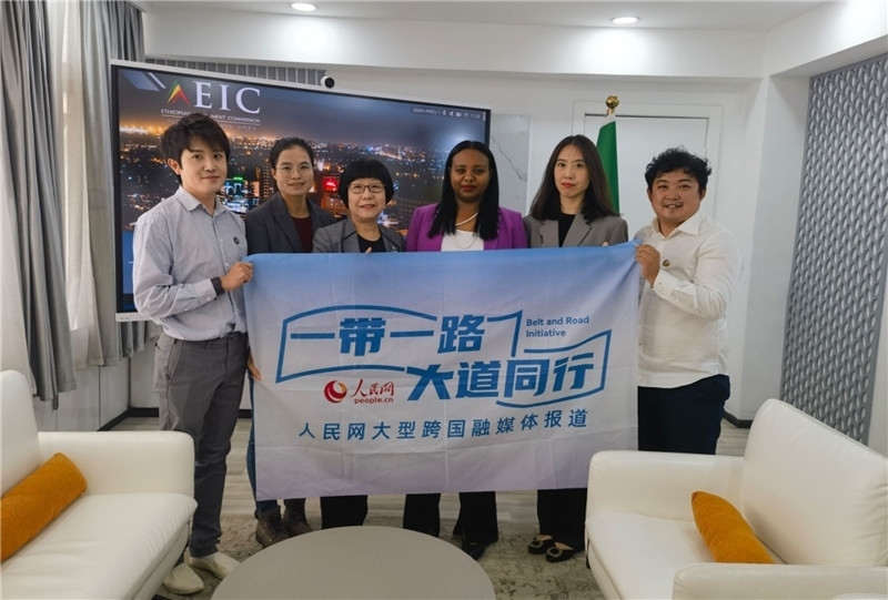 埃塞俄比亞投資委主任萊利斯（右三）、萬巧云（左二）與人民網(wǎng)記者合影。