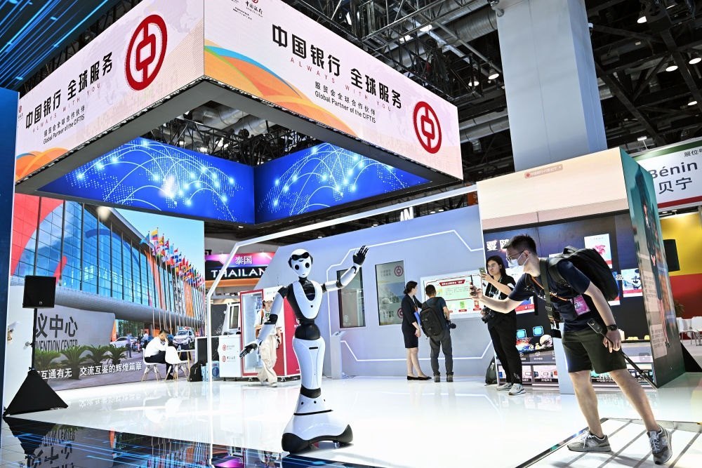9月1日，媒體記者在國家會議中心中國銀行展臺拍攝一款迎賓接待機(jī)器人。新華社記者 李鑫 攝