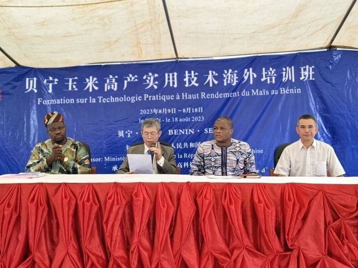 8月9日，2023年貝寧“玉米高產(chǎn)實(shí)用技術(shù)培訓(xùn)班”開班儀式在位于塞梅波吉市的中國(guó)援貝寧農(nóng)業(yè)技術(shù)示范中心舉行。