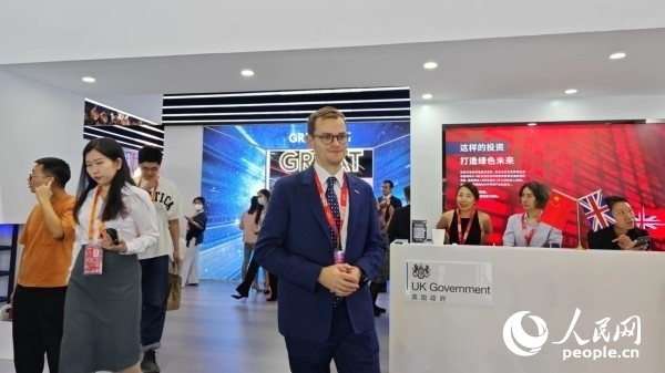 9月2日，英國(guó)館館長(zhǎng)、英國(guó)商業(yè)貿(mào)易部市場(chǎng)推廣主管康鵬接受人民網(wǎng)記者采訪。人民網(wǎng)記者 趙雯博攝