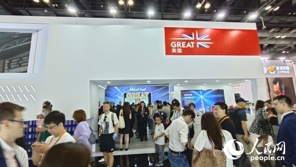 9月3日，英國(guó)館吸引參展觀眾駐足。人民網(wǎng)記者 趙雯博攝