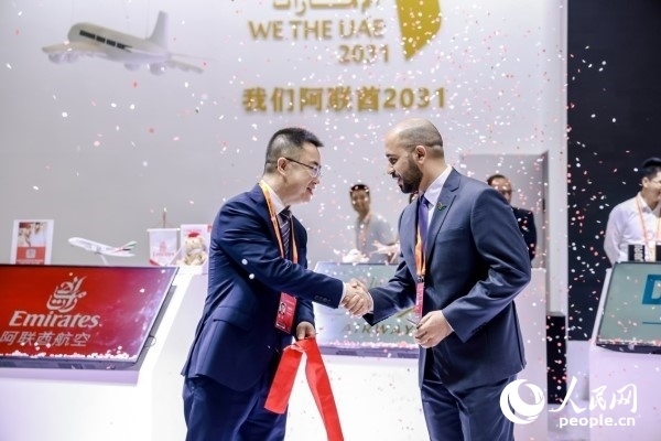 9月3日，阿聯(lián)酋駐華大使館臨時(shí)代辦、副館長(zhǎng)哈利德·沙赫參贊與中國(guó)貿(mào)促會(huì)聯(lián)絡(luò)部二級(jí)巡視員楊曉軍揭幕阿聯(lián)酋國(guó)家館。圖片由阿聯(lián)酋駐華大使館提供