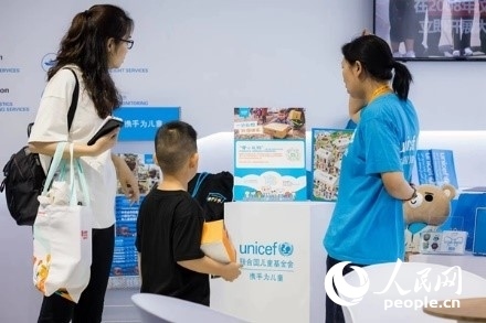 9月2日，觀眾駐足聯(lián)合國(guó)兒童基金會(huì)展館。圖片由聯(lián)合國(guó)兒童基金會(huì)提供