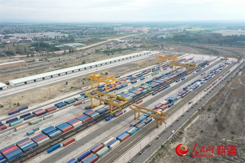 8月8日，在霍爾果斯口岸換裝廠區(qū)，工人正在進(jìn)行吊箱作業(yè)。 人民網(wǎng)記者 張力洋攝