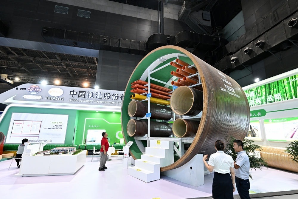 9月2日，在國家體育館舉行的服貿(mào)會環(huán)境服務(wù)專題展上，客商在中國鐵建展位竹纏繞管廊旁了解信息。新華社記者 李鑫 攝