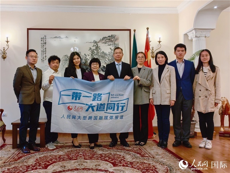 胡長(zhǎng)春大使、駐非盟使團(tuán)工作人員與人民網(wǎng)記者合影。