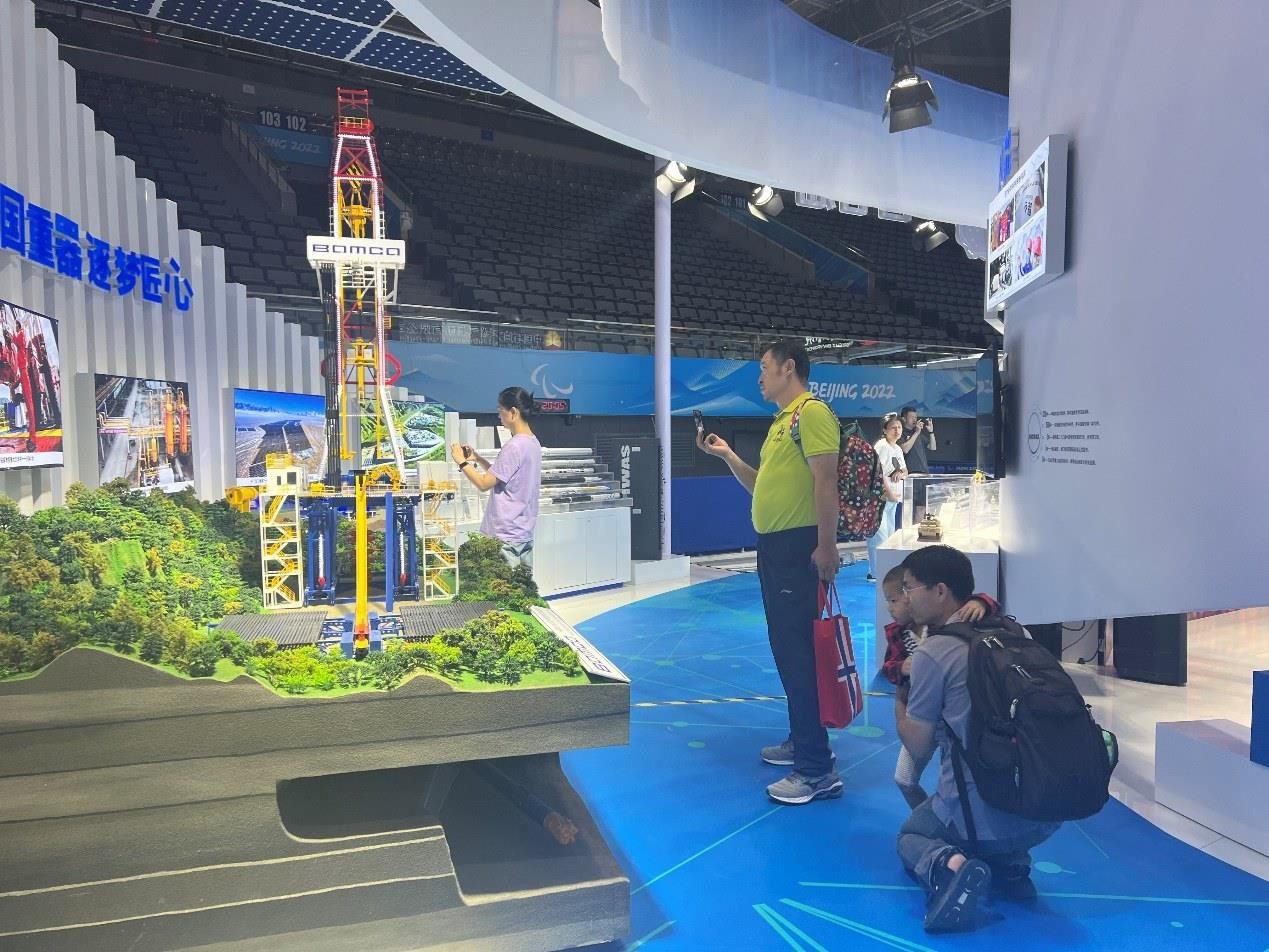 觀展群眾在國(guó)家體育館環(huán)境服務(wù)展區(qū)。人民網(wǎng) 歐陽(yáng)易佳攝