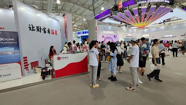 在銀行展臺，“溫度”成為了高頻詞匯。人民網(wǎng)記者 李彤?dāng)z