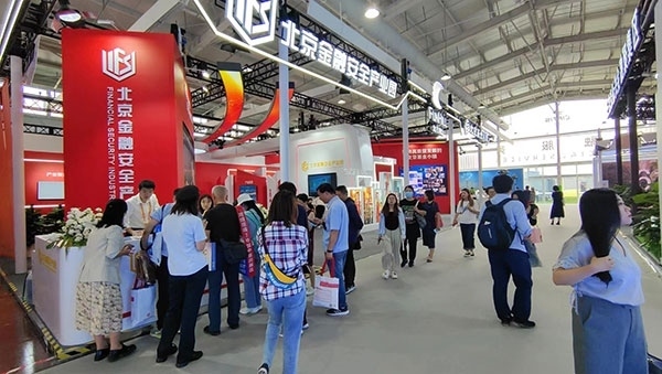 金融安全、投資者教育是金融服務(wù)展區(qū)知識科普的重要展示環(huán)節(jié)。人民網(wǎng)記者 李彤?dāng)z