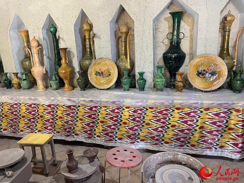 游客制作土陶體驗(yàn)區(qū)。人民網(wǎng)記者 常雪梅攝