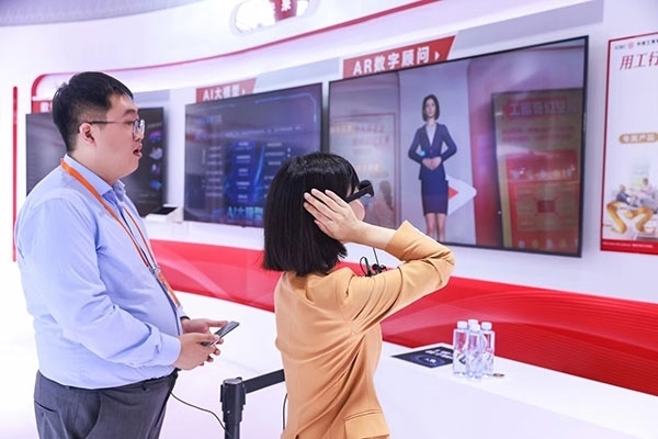 在工商銀行展臺(tái)，數(shù)字員工“工曉伴”與觀展游客互動(dòng)。受訪者供圖