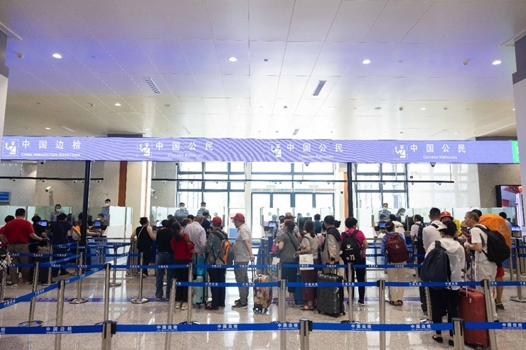 乘坐中老鐵路國(guó)際旅客列車的旅客在磨憨邊檢大廳排隊(duì)候檢。黃遠(yuǎn)飛 攝