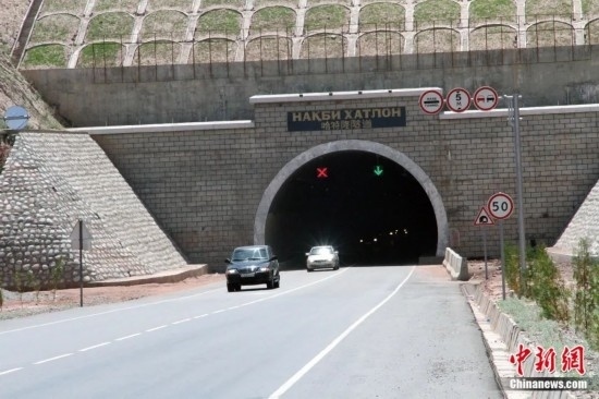 連接塔吉克斯坦南北的重要隧道之一哈特隆隧道由中國(guó)路橋承建，是塔國(guó)南北公路交通的重要干線道路，對(duì)促進(jìn)塔吉克斯坦南北交流和國(guó)民經(jīng)濟(jì)發(fā)展具有重要意義。田冰攝