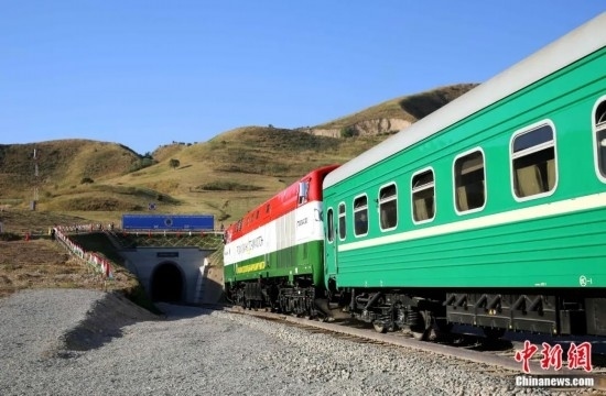 2016年8月24日，塔吉克斯坦“瓦赫達(dá)特-亞灣”鐵路通車。這是絲綢之路經(jīng)濟(jì)帶框架下首個(gè)開(kāi)工并建成的鐵路項(xiàng)目，具標(biāo)志性意義。圖為火車進(jìn)入由中鐵十九局集團(tuán)有限公司承建的隧道。文龍杰 攝