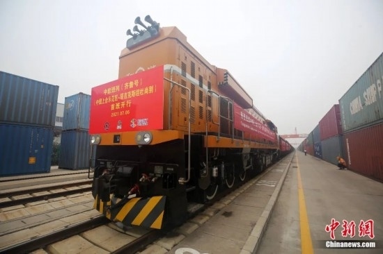 2021年7月5日，中國(guó)—上海合作組織地方經(jīng)貿(mào)合作示范區(qū)（簡(jiǎn)稱“上合示范區(qū)”）前往塔吉克斯坦首都杜尚別的首班中歐班列（齊魯號(hào)）“上合快線”發(fā)出，從上合示范區(qū)青島多式聯(lián)運(yùn)中心啟程，為中國(guó)及日本、韓國(guó)等周邊國(guó)家和地區(qū)與塔吉克斯坦經(jīng)貿(mào)往來(lái)提供了全新的物流解決方案。胡耀杰 攝