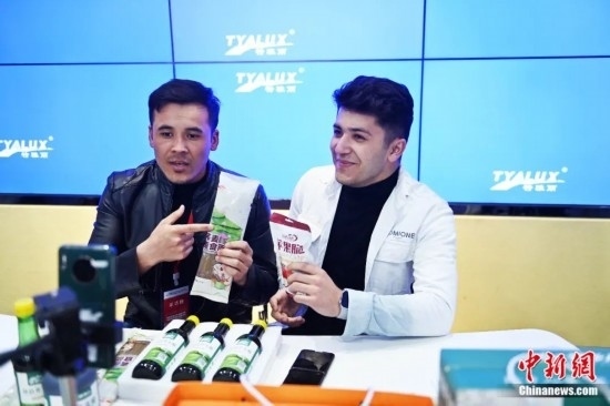 2023年3月，甘肅省慶陽(yáng)市環(huán)縣電商創(chuàng)業(yè)孵化基地內(nèi)，來(lái)自蘭州文理學(xué)院的塔吉克斯坦留學(xué)生正在協(xié)助主播直播帶貨當(dāng)?shù)剞r(nóng)特產(chǎn)品。李亞龍 攝