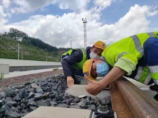 佟郎（左）正在檢修鐵路。受訪者供圖