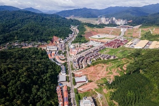 磨憨口岸俯瞰，右前方高層白色建筑群為老撾境內(nèi)。人民網(wǎng)記者 符皓攝