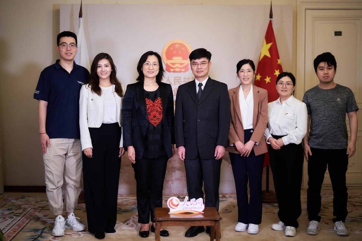 中國駐圣彼得堡副總領(lǐng)事張曉慶（左四）與人民網(wǎng)記者合影。