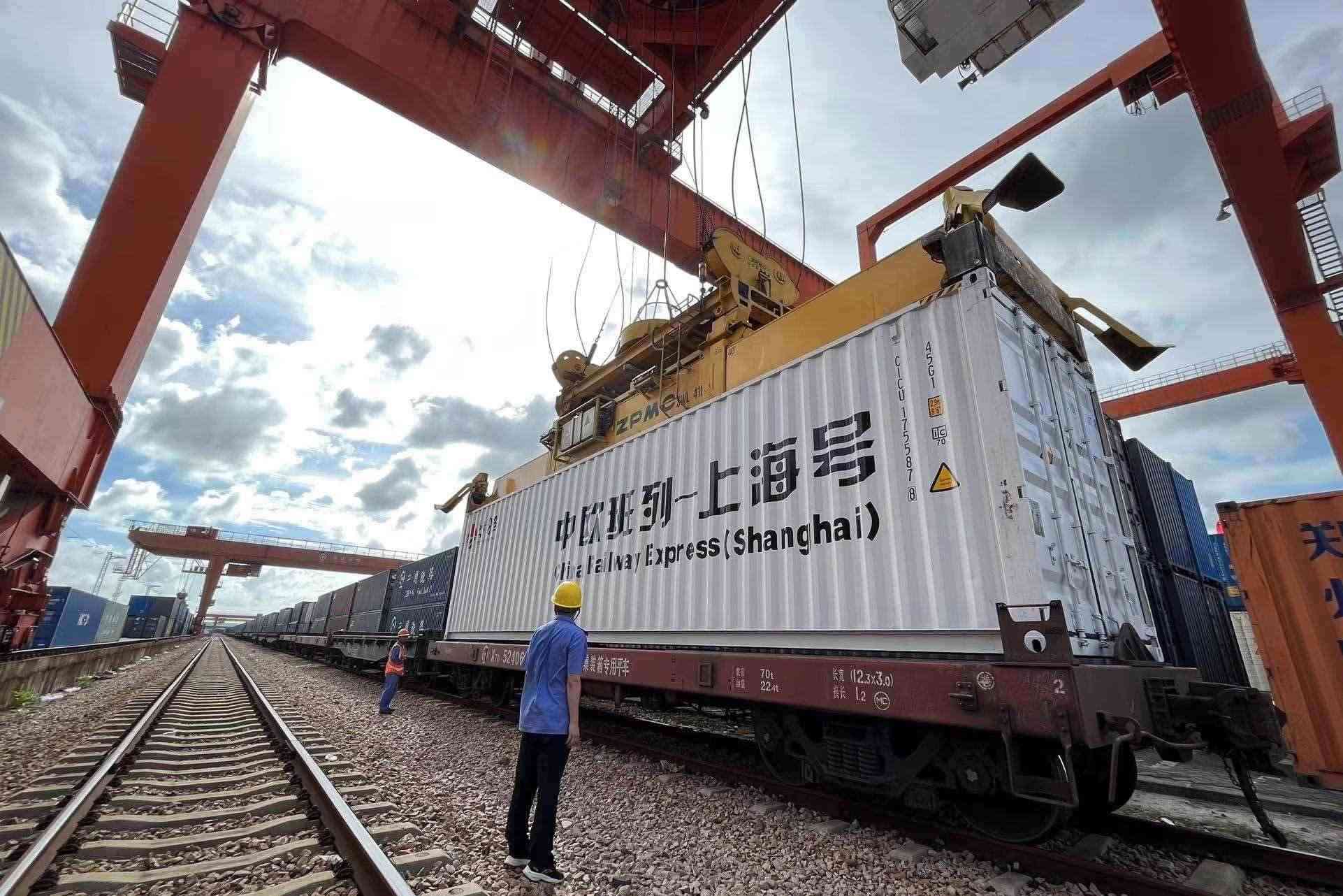 鐵路上海貨運中心閔行站貨場內(nèi)，吊機在貨運員的監(jiān)裝下進行裝車落箱作業(yè)。人民網(wǎng) 皇甫萬里攝