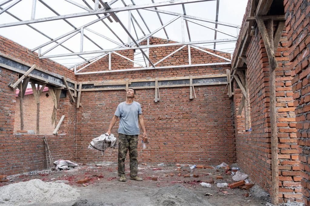 近日，在黑龍江省尚志市老街基鄉(xiāng)基豐村，村民劉環(huán)茂查看新建的房屋。新華社記者 謝劍飛 攝